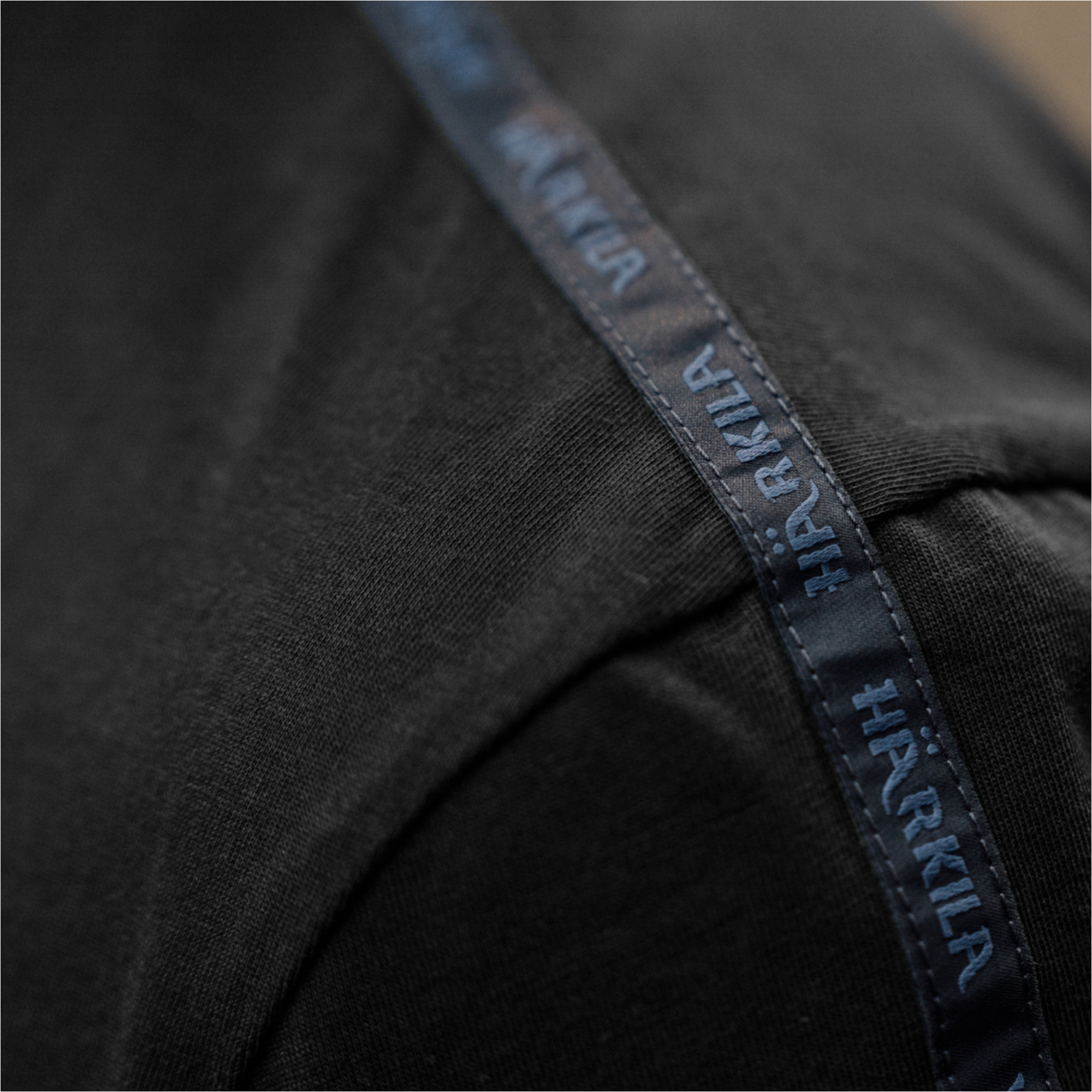 2026 Harkila Heren Logo Band Korte Mouw T-Shirt 102951056001 - Anthracite / Sea Blue